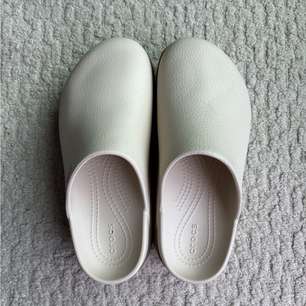 CROCS Frappé/Latte Dylan Platform Clogs. Perfect for that neutral aesthetic.